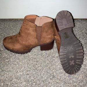 Women’s Soda suede brown boots